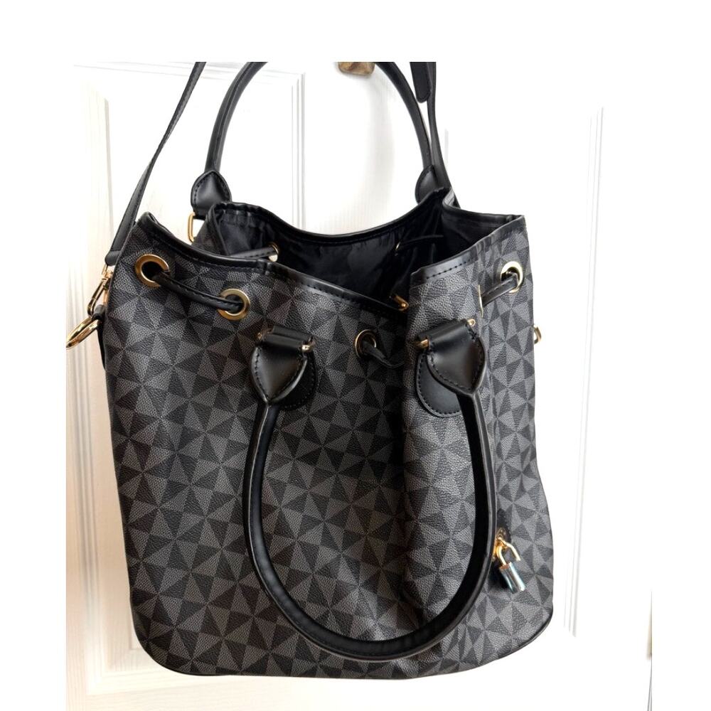 Geometric Print Bucket Tote Shoulder Bag Black Gray‎ Gold Hardware Lock Detail
